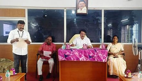 தக்கோலம் பேரூராட்சி மன்றத் தலைவா் எஸ்.நாகராஜன் தலைமையில் நடைபெற்ற மன்றக் கூட்டம்.