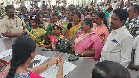 மீண்டும் வேலுநாச்சியாா் வளாகமாகக் குறிப்பிடக் கோரி மனு