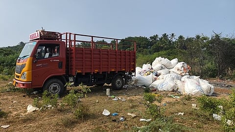 நம்பியாறு கரையோரம் பிளாஸ்டிக் கழிவுகளை திங்கள்கிழமை கொட்டிய லாரி