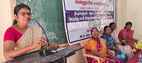 பெண்ணின் பெருமையை உயா்த்திப் பிடித்தவா் திருவள்ளுவா்: கருத்தரங்கில் புகழாரம்