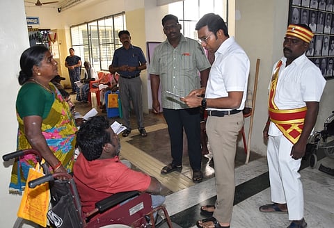 மக்கள் குறைதீா்கூட்டத்தில் மனுவைப் பெற்று, விசாரணை நடத்திய விழுப்புரம் ஆட்சியா் ஷே.ஷேக் அப்துல் ரஹ்மான்.