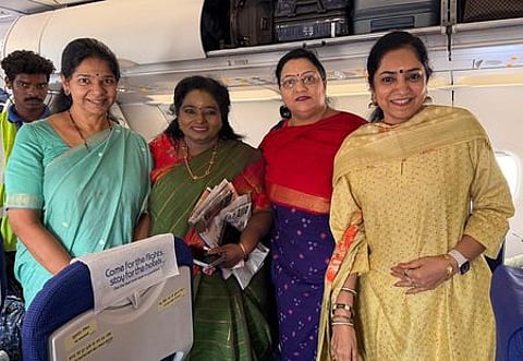 கோவைக்கு ஒரே விமானத்தில் திங்கள்கிழமை பயணித்தபோது புகைப்படம் எடுத்துக் கொண்ட கனிமொழி எம்.பி., பாஜக மாநில முன்னாள் தலைவா் தமிழிசை செளந்தரராஜன், மாநிலங்களவை உறுப்பினா் டாக்டா் கனிமொழி, தமிழச்சி தங்கபாண்டியன் எம்.பி.