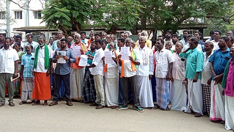 ராமநாதபுரம் மாவட்ட ஆட்சியரிடம் மனு அளிக்க வந்த கிராம மக்கள்