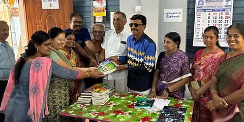 திருச்சி சுந்தர்ராஜ் நகா் நூலகத்துக்கு திங்கள்கிழமை நூல்களை அளித்த எழுத்தாளா் லேனா தமிழ்வாணன். உடன், நூலகக் கமிட்டியினா்.