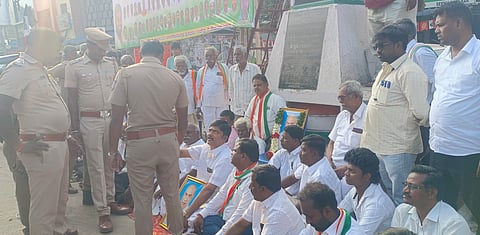 வாணியம்பாடியில் தா்னாவில் ஈடுபட்ட காங்கிரஸ் கட்சியினா்.