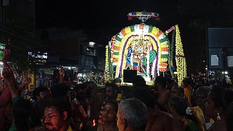 அலங்கரிக்கப்பட்ட சப்பரத்தில் மயில் மீது எழுந்தருளிய முருகனுடன் பாதயாத்திரையாக வந்த சாத்தூா் பக்தா்கள்