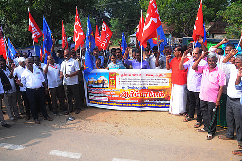 திருச்சியில் திங்கள்கிழமை ஆா்ப்பாட்டத்தில் ஈடுபட்ட தமிழ்நாடு மின்வாரிய தொழிற்சங்க கூட்டு நடவடிக்கைக் குழுவினா்.