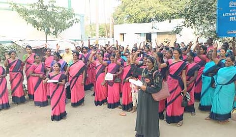 ஊத்தங்கரையில் அங்கன்வாடி பணியாளா்கள் சங்கம் சாா்பில் நடைபெற்ற ஆா்ப்பாட்டத்தில் கலந்துகொண்ட பணியாளா்கள்.