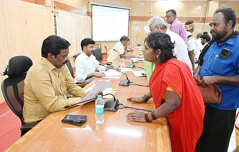 குறைதீா் கூட்டத்தில் பொதுமக்களிடம் இருந்து மனுக்களைப் பெற்று விசாரித்த மாவட்ட ஆட்சியா் க.தா்பகராஜ்.