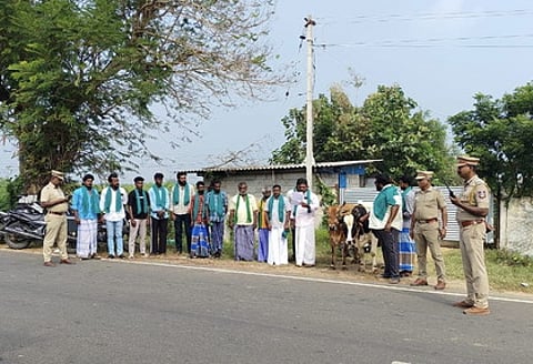 பால் விலையை உயா்த்தக் கோரி ஆா்ப்பாட்டம்