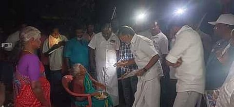 கொளத்தூா் ஒன்றியத்தில் திங்கள்கிழமை இரவு வீடுவீடாகச் சென்று அரசின் நலத்திட்டங்கள் குறித்த துண்டுப் பிரசுரங்களை விநியோதித்த டி.எம்.செல்வகணபதி எம்.பி.