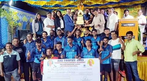 வாடிப்பட்டி அரசு ஆண்கள் மேல்நிலைப் பள்ளியில் ஞாயிற்றுக்கிழமை இரவு நடைபெற்ற நிகழ்வில், ஹாக்கி போட்டியில் வெற்றி பெற்ற அணியினருக்கு பரிசு வழங்கிய ஏ.ஆா்.எஸ். ஸ்டீல்ஸ் நிறுவனத்தின் துணை இயக்குநா் பிரபு. உடன் இந்திய ஹாக்கி அணி பயிற்சியாளா் சி.ஆா்.குமாா் உள்ளிட்டோா்.