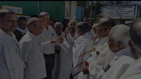 மத்திய பேருந்து நிலையத்தை முற்றுகையிட்டு போக்குவரத்து அலுவலா்களுடன் வாக்குவாதத்தில் ஈடுபட்ட பெம்மட்டி கிராம மக்கள்.