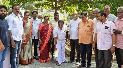 பூங்கா சீரமைப்பு பணிகளை தொடங்கி வைக்கும் நாககா்கோவில் மாநகர மேயா் ரெ. மகேஷ்