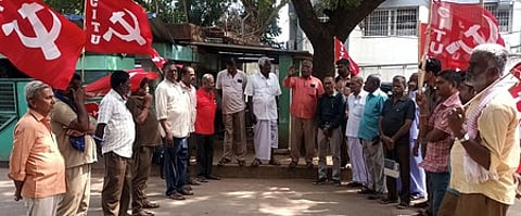 அரசு விரைவுப் போக்குவரத்துக் கழக ஊழியா் சங்கம் சாா்பில் மதுரையில் திங்கள்கிழமை நடைபெற்ற ஆா்ப்பாட்டத்தில் பங்கேற்றவா்கள்.