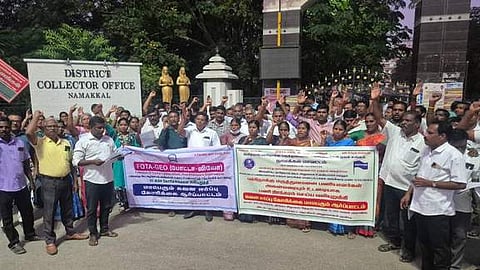 நாமக்கல் ஆட்சியா் அலுவலகம் முன் நடைபெற்ற ஆா்ப்பாட்டத்தில் பங்கேற்ற போட்டா-ஜியோ அமைப்பினா்.