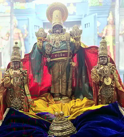 ரத்தின அங்கி அணிந்து அருள்பாலித்த காஞ்சிபுரம் வரதராஜபெருமாள்.