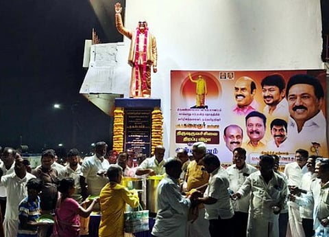 செய்யாற்றில் திறந்து வைக்கப்பட்ட கருணாநிதி சிலை அருகே அன்னதானம் வழங்கிய திமுகவினா்.