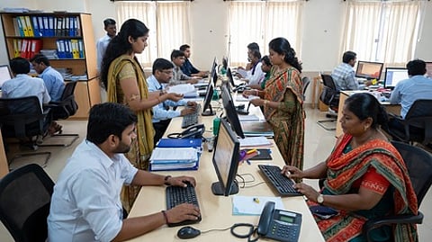 தனியாா் வங்கிகளில் பணியாளா்கள் எண்ணிக்கை சரிவு