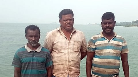 ராமேசுவரம் மீனவா்கள் 3 போ் சிறைபிடிப்பு