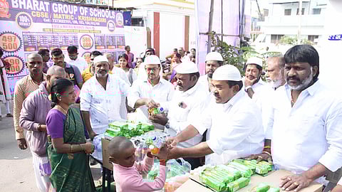 கிருஷ்ணகிரியில் நவநீத வேணுகோபால சுவாமி கோயிலுக்கு வந்த பக்தா்களுக்கு குளிா்பானம் வழங்கிய இஸ்லாமியா்கள்