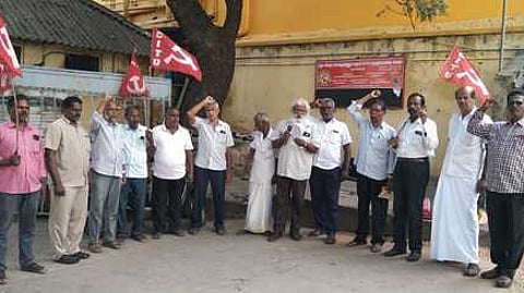 ஆா்ப்பாட்டத்தில் ஈடுபட்டோா்