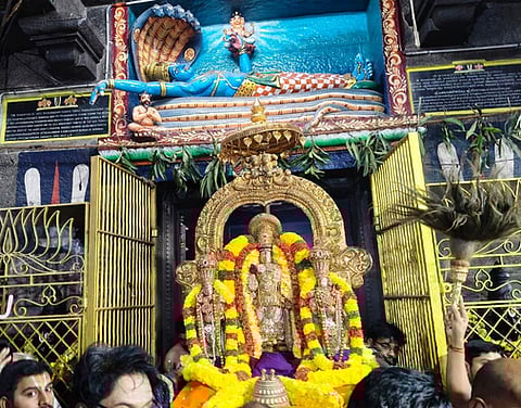 திருவள்ளூா் வீரராகவா் கோயிலில் சொா்க்க வாசல் வழியாக எழுந்தருளிய சுவாமி.