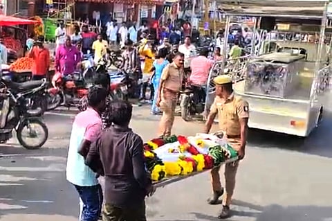 சாலை மறியலில் ஈடுபட்ட இறந்த தொழிலாளி ரமேஷின் உறவினா்கள் மற்றும் பொதுமக்கள்.