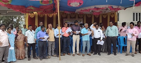 போராட்டத்தில் ஈடுபட்ட ஊரக வளா்ச்சி துறை அலுவலா்கள் சங்கத்தினா்.