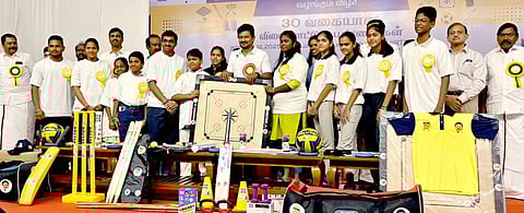 மாணவா்களுக்கு விளையாட்டு உபகரணத் தொகுப்பை வழங்குகிறாா் தமிழக துணை முதல்வா் உதயநிதி ஸ்டாலின்.