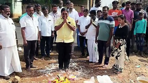 பயணிகள் நிழற்கூரை பணிக்கு அடிக்கல் நாட்டிய மாதனூா் ஒன்றியக்குழு தலைவா் ப.ச. சுரேஷ்குமாா்.