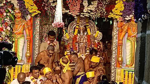 சொர்க்கவாசல் வழியாக ஸ்ரீதேவி, பூதேவியருடன் உற்சவர் ஆதிகேசவப்பெருமாள் சிறப்பு அலங்காரத்தில் எழுந்தருளி பக்தர்களுக்கு அருள்பாலித்தார்.