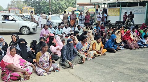 இலவச வீட்டுமனை பட்டா வழங்க வலியுறுத்தி சாலை மறியல் போராட்டத்தில் ஈடுபட்ட பொதுமக்கள்.