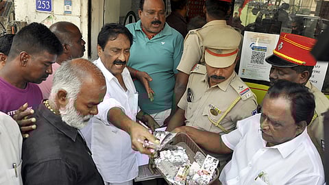 ஆா்ப்பாட்டத்தில் ஈடுபட்ட அதிமுகவினா்