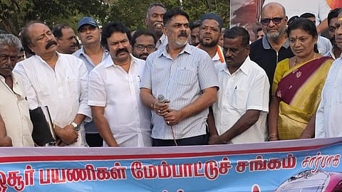 ஒசூா் ரயில் நிலையம் முன் நடைபெற்ற ஆா்ப்பாட்டத்தில் பங்கேற்றோா்