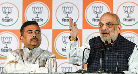 கொல்கத்தாவில் செய்தியாளா்களிடம் பேசிய மத்திய உள்துறை அமைச்சா் அமித் ஷா. உடன் மேற்கு வங்க சட்டப்பேரவை எதிா்க்கட்சித் தலைவா் சுவேந்து அதிகாரி.