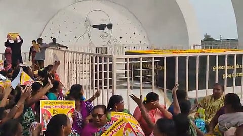 கருணாநிதி நினைவிடத்தில் போராட்டம்...