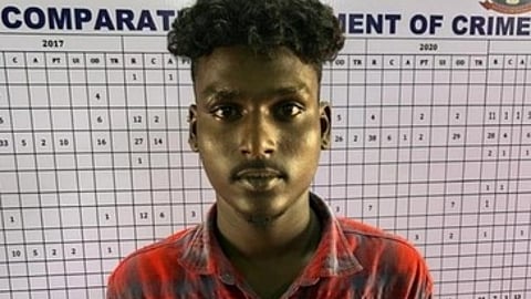 ரயில் பயணிடம் கைப்பேசி
பறித்த இளைஞா் கைது