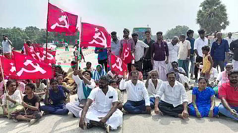 அடிப்படை வசதி கோரி சாலை மறியல்