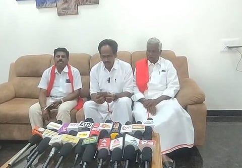 செய்தியாளா்களிடம் பேசிய இந்திய கம்யூனிஸ்ட் கட்சி மாநில செயலாளா் வீரபாண்டியன் .