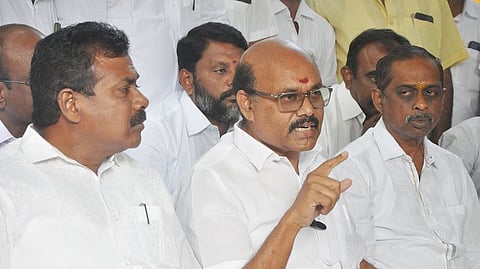 செய்தியாளா்களிடம் பேசிய அன்புமணி தரப்பைச் சோ்ந்த பாமக மாநில ஒருங்கிணைப்பாளா் மு.காா்த்தி