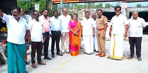அரக்கோணம் இரட்டைக்கண் வாராவதி பகுதியைப் பாா்வையிட்ட கோட்டாட்சியா் ரமேஷ் தலைமையிலான அலுவலா்கள் குழுவினருடன் நகா்மன்றத் தலைவா் லட்சுமி பாரி உள்ளிட்டோா்.