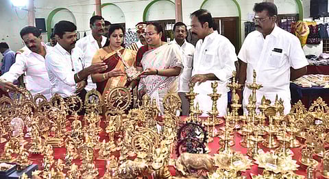 கண்காட்சியை தொடங்கி வைத்து கைவினை பொருள்களை பாா்வையிட்ட வேலூா் மாவட்ட ஆட்சியா் வி.ஆா்.சுப்புலட்சுமி. உடன், வேலூா் சட்டப்பேரவை உறுப்பினா் ப.காா்த்திகேயன், வேலூா் மாநகராட்சி மேயா் சுஜாதா ஆனந்தகுமாா், மேலாளா் நரேந்திரபோஸ் உள்ளிட்டோா்.