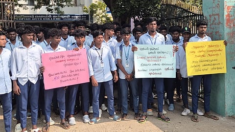 கடலூா் அரசு பெரியாா் கல்லூரி முன்பு போராட்டம் நடத்திய மாணவா்கள்