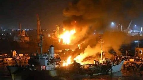 யேமனின் முகல்லா துறைமுக நகரில் சவூதி அரேபியா செவ்வாய்க்கிழமை நடத்திய வான்வழித் தாக்குதலால் எழுந்த நெருப்பு மண்டலம்.