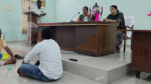 சீா்காழி நகா்மன்ற கூட்டத்தில் கூச்சல் குழப்பத்தால் வெளியேறிய தலைவா்