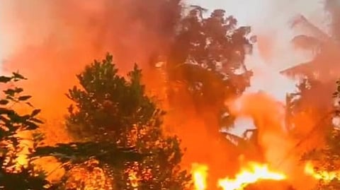 வன்முறைக் கும்பல் தீவைத்ததால் கொழுந்துவிட்டு எரிந்த வீடு.