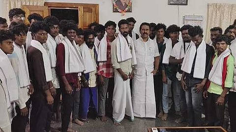 நன்னிலம் பகுதியில் முன்னாள் அமைச்சா் ஆா். காமராஜ் முன்னிலையில் அதிமுகவில் இணைந்த மாற்றுக் கட்சியினா்.