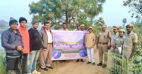திருப்பத்தூரில் ஈர நிலப் பறவைகள் கணக்கெடுக்கும் பணியில் பங்கேற்றோா்.