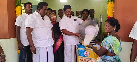 கே.பந்தாரப்பள்ளி ஜெயந்திபுரம் கிராமத்தில் நியாயவிலைக் கடையை திறந்து வைத்து பொதுமக்களுக்கு பொருள்களை வழங்கிய எம்எல்ஏ க.தேவராஜி.